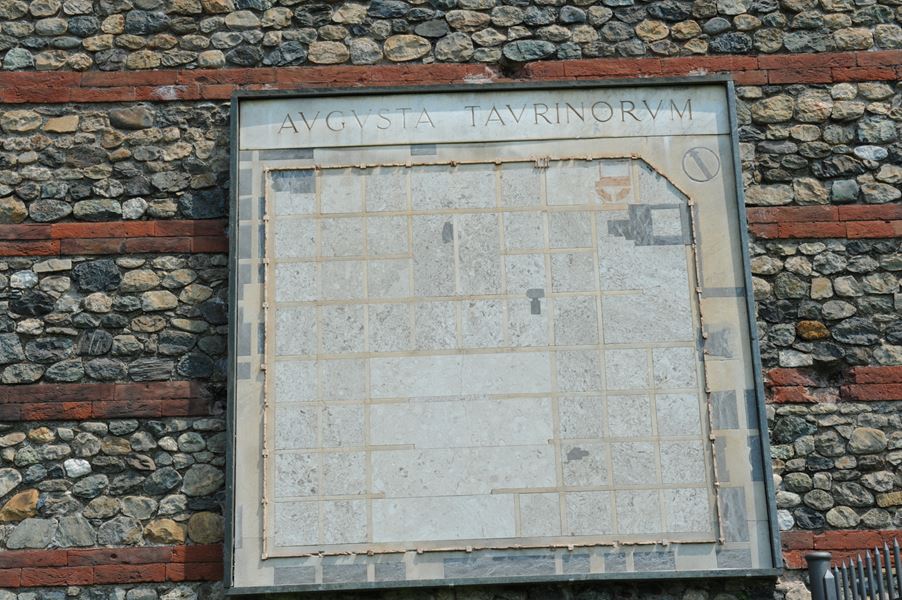 Rappresentazione della cinta romana sulle mura della Porta Palatina